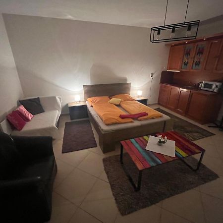 Monelly Apartman Révkomárom Kültér fotó