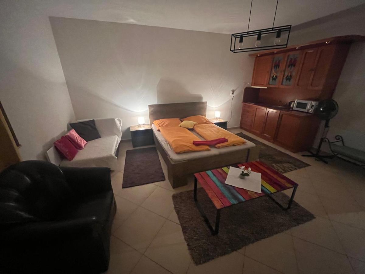 Monelly Apartman Révkomárom Kültér fotó