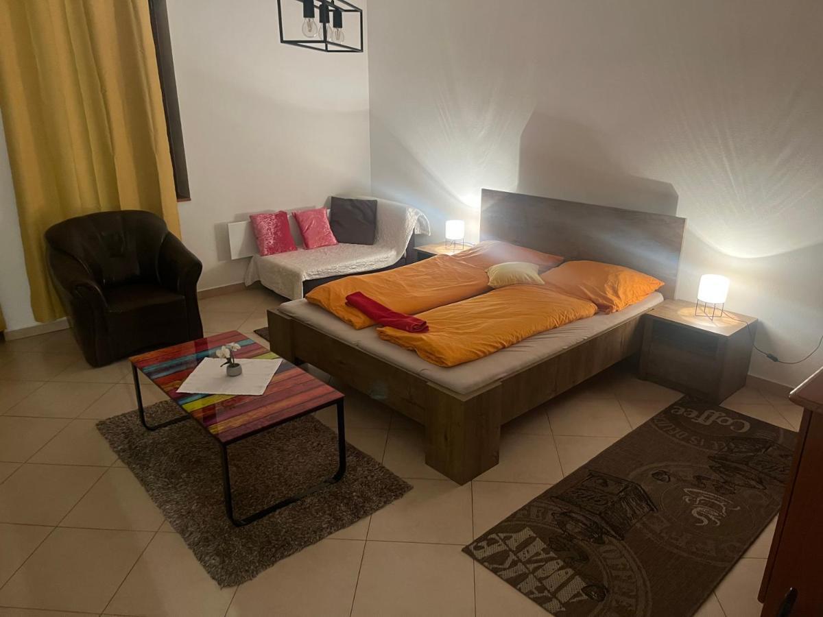 Monelly Apartman Révkomárom Kültér fotó